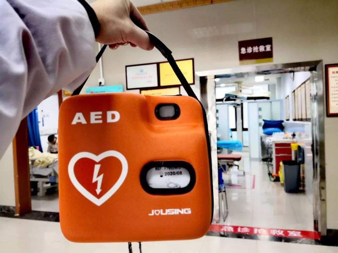 临平职高校园安装“救命神器”AED除颤仪
