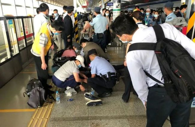 北京地铁的AED与中国医院的安检门：生命在追责面前真的一文不值吗？